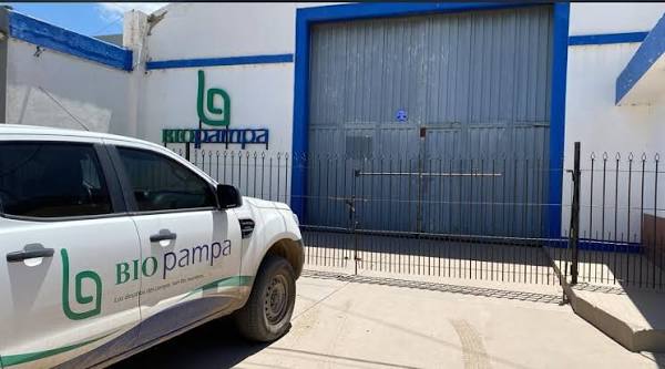 La camioneta de BioPampa en la puerta del depósito de la empresa.
